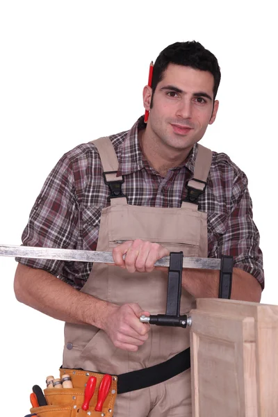 Ένας ξυλουργός για τον καθορισμό μια πόρτα ντουλαπιών. — Φωτογραφία Αρχείου