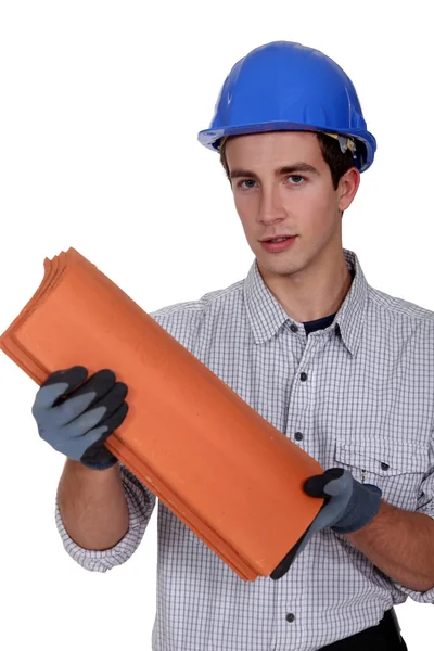 Construction worker holding roof shingles — Stock Photo, Image