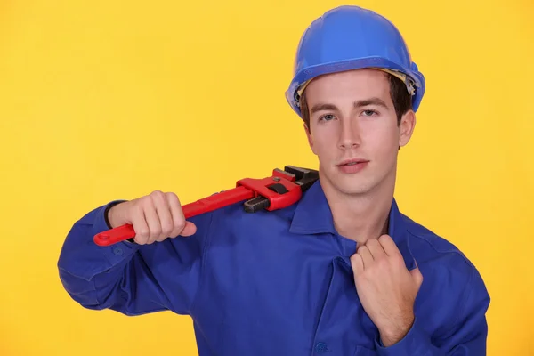 Junger Arbeiter mit Schraubenschlüssel in der Schulter — Stockfoto
