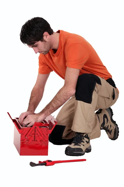 Man op zoek naar een gereedschap in zijn gereedschapsset — Stockfoto