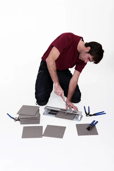 Man using tile cutter — Stock Photo, Image