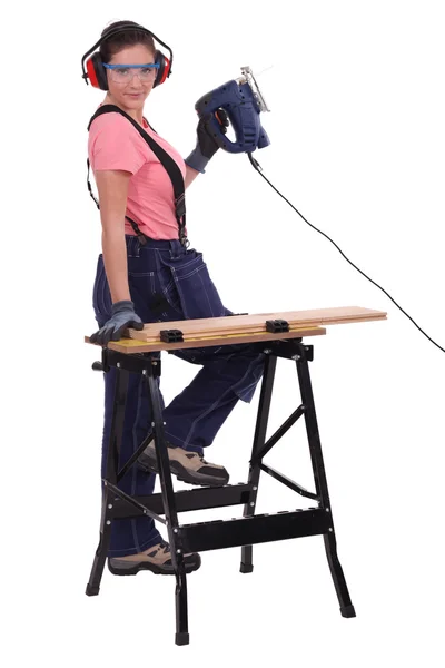 Vrouwelijke timmerman met chainsaw — Stockfoto