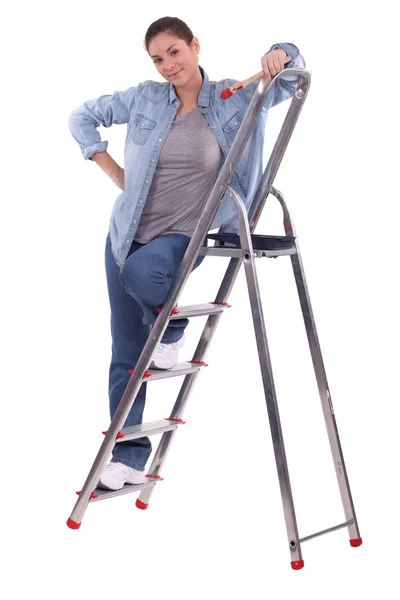 Schilder staande op een trapladder — Stockfoto