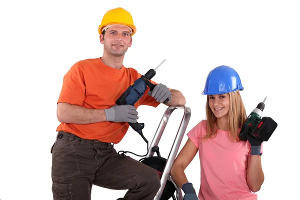 Пара, ремонтирующая свой дом — стоковое фото