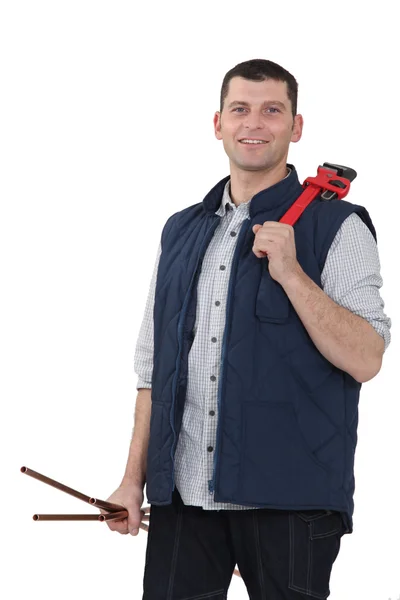 Een loodgieter met een moersleutel. — Stockfoto