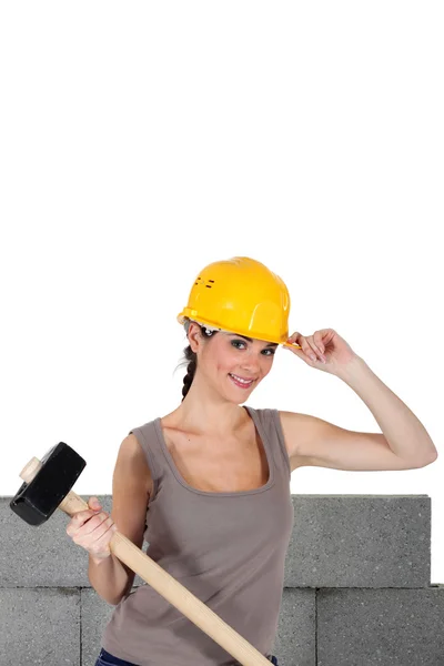 Femme avec casque et maillet à la main — Photo