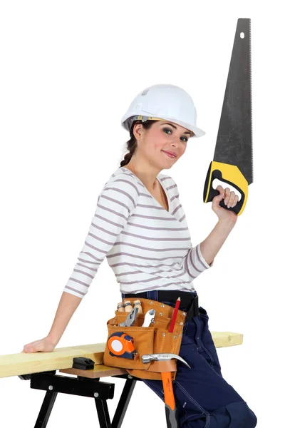Testere ile esmer marangoz — Stok fotoğraf