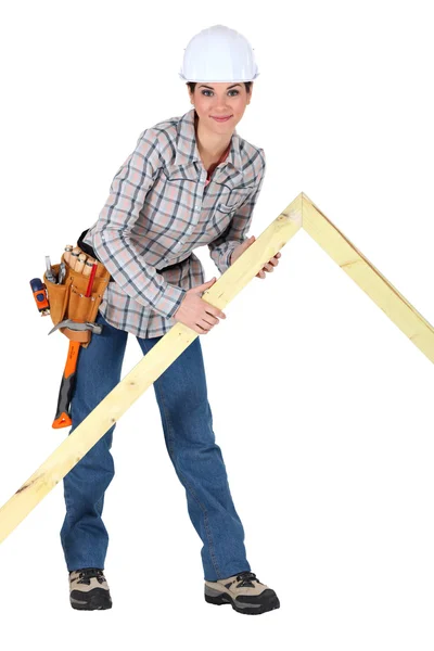 Artesana sosteniendo un marco de madera — Foto de Stock