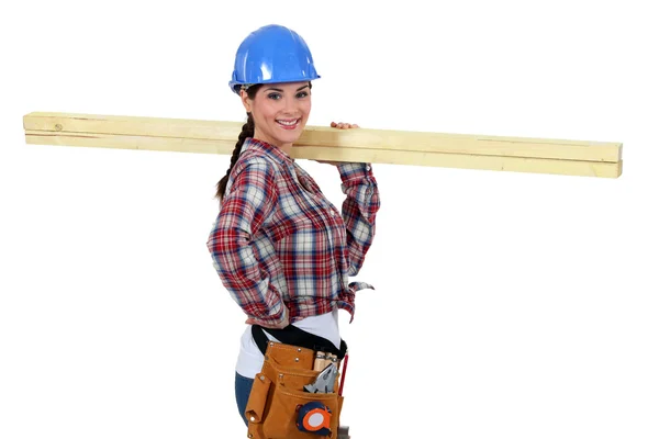 Женщина с деревянными полосками на плече — стоковое фото