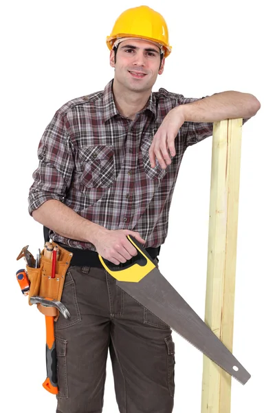 Builder med trä och handsåg — Stockfoto
