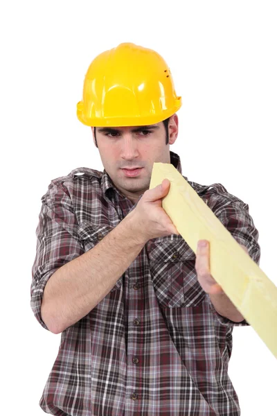 Builder with a plank of wood — Stock Photo, Image