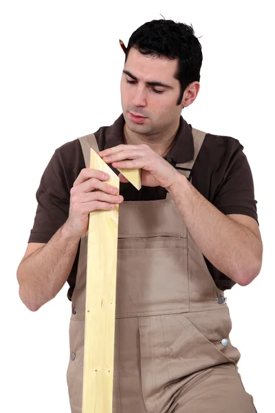 Kereste ile marangoz — Stok fotoğraf