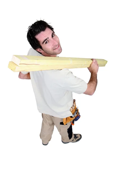 木製の板を運ぶ便利屋の高角度のショット — ストック写真