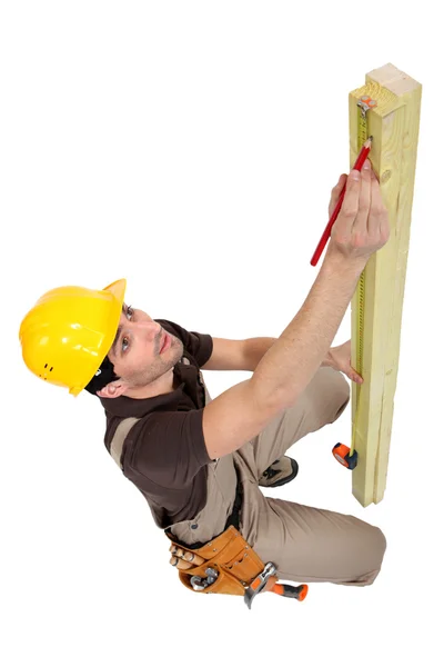 Carpinteiro fazendo medições — Fotografia de Stock