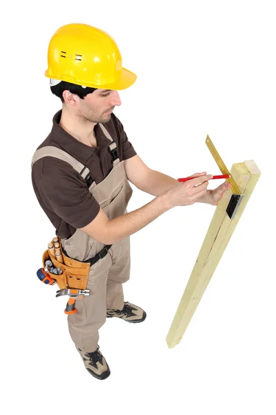 Bir köşebent kullanarak bir marangoz. — Stok fotoğraf