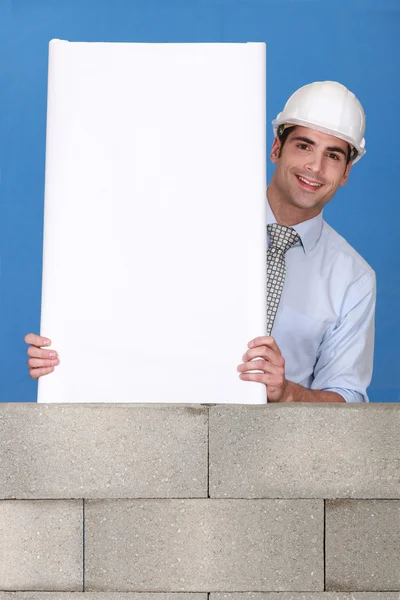 Man met witte paneel op muur — Stockfoto