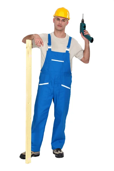 Um carpinteiro masculino com uma broca . — Fotografia de Stock