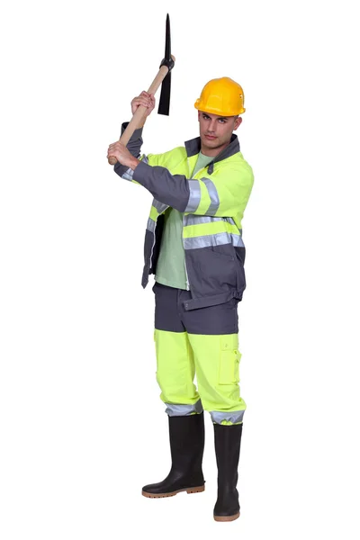 Trabajador de la construcción con pico-hacha — Foto de Stock