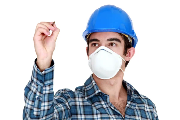 Jovem construtor usando uma máscara — Fotografia de Stock