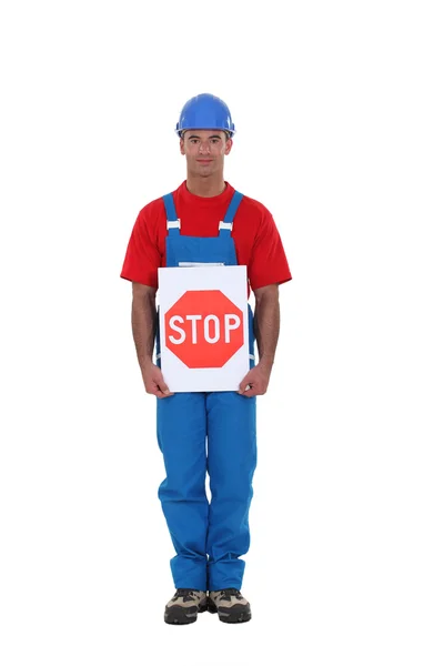 Homme tenant le panneau stop — Photo