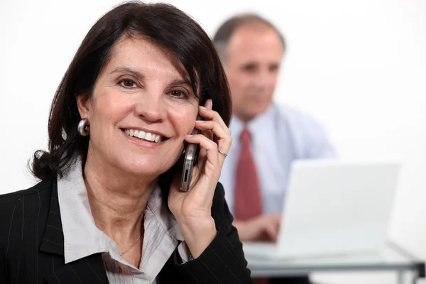 Woman on the phone with technicien — Stock Photo, Image