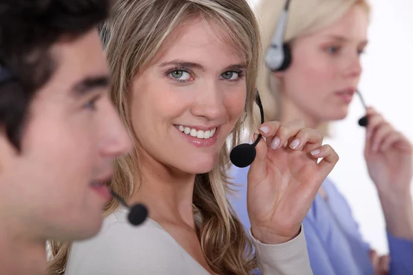 Arbetar i ett callcenter — Stockfoto