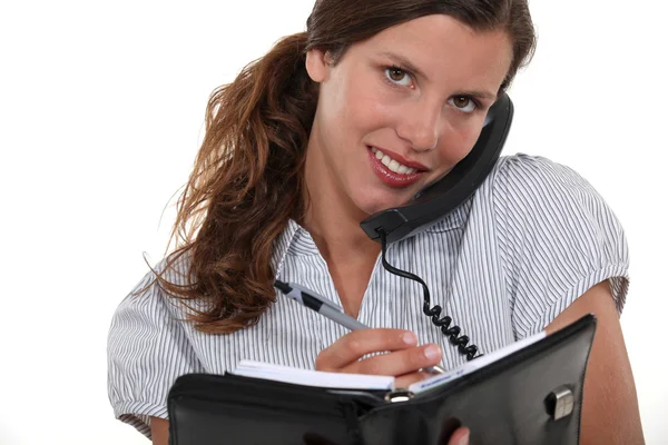 Hübsche Geschäftsfrau am Telefon mit Agenda — Stockfoto