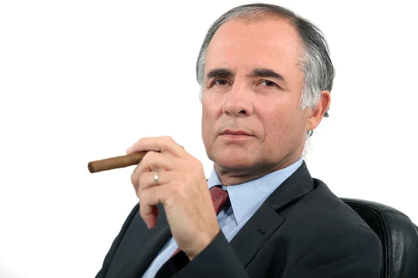 Geschäftsmann raucht Zigarre — Stockfoto