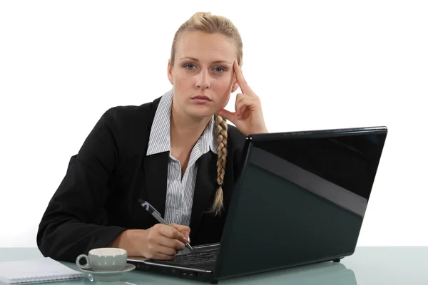 Mujer con computadora y taza de café — Foto de Stock