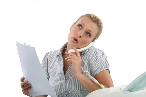 Žena v telefonu vedle faxový přístroj — Stock fotografie