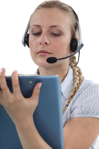 Call centre agent writing on a clipboard — Stock Photo, Image