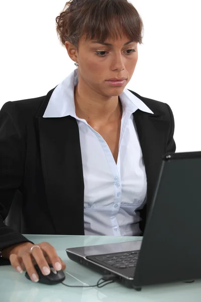 Lång-faced affärskvinna arbetar på bärbar dator — Stockfoto