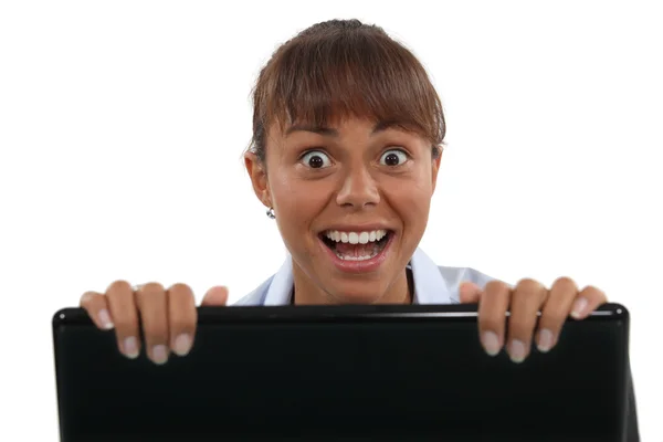 Femme excitée avec un ordinateur portable — Photo
