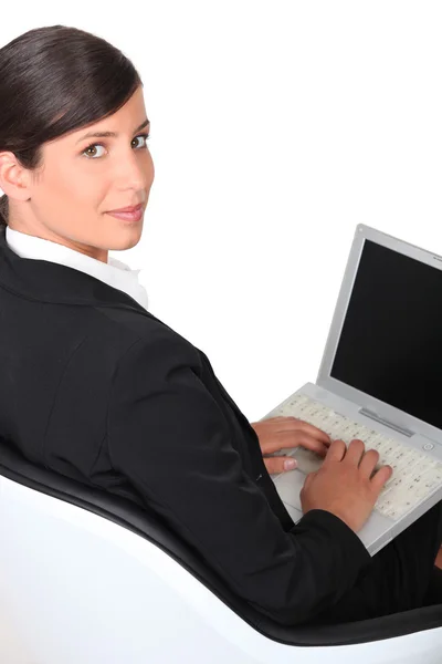 Affärskvinna som arbetar på sin anteckningsbok — Stockfoto