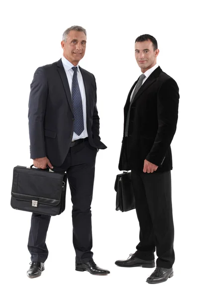 Два бизнесмена с портфелем — стоковое фото