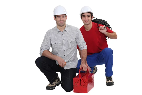 Due elettricisti in arrivo con attrezzatura — Foto Stock
