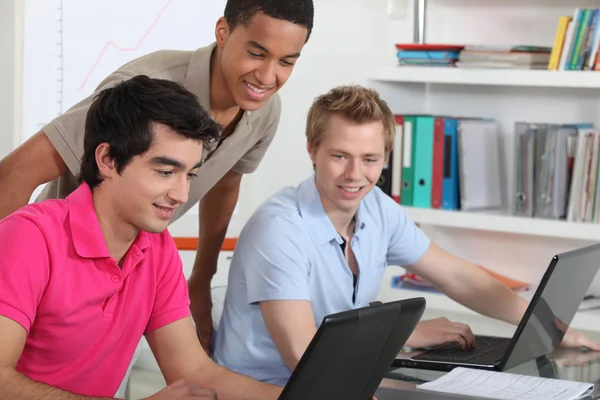 Genç öğrenciler Üniversite Kütüphanesi onların dizüstü bilgisayarlar üzerinde çalışıyor — Stok fotoğraf