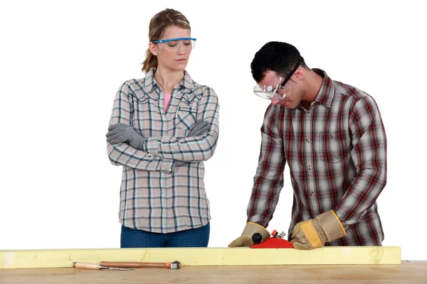 Man och kvinna med trä plan — Stockfoto