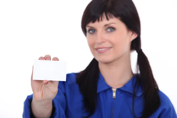 Brunette vrouw geven kaart — Stockfoto