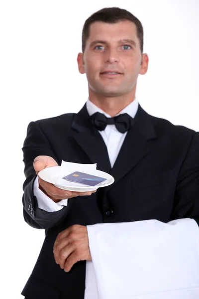 Σερβιτόρος, κρατώντας το δίσκο με πιστωτική κάρτα — Φωτογραφία Αρχείου