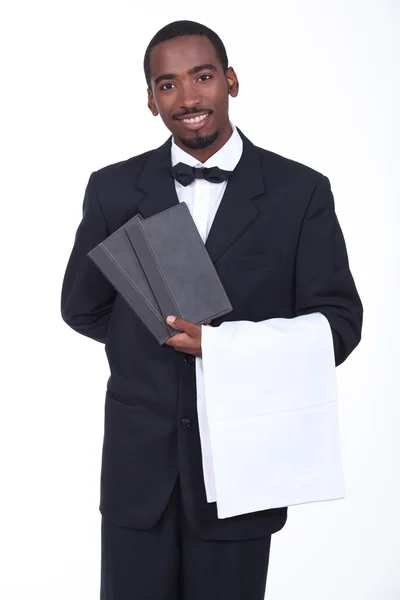 Waiter showing menus — Stock Photo, Image