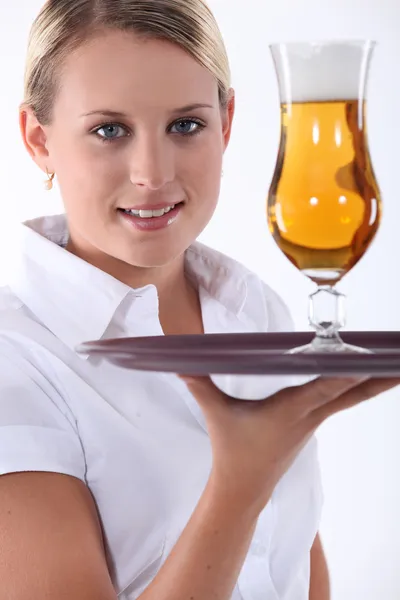 Pincérnő szolgáló sör — Stock Fotó