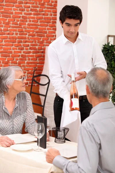 Pensionerade paret i restaurang firar jubileum — Stockfoto