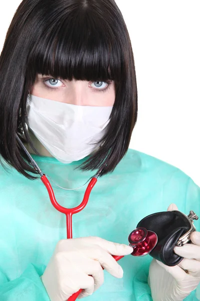 Vrouwelijke arts met behulp van haar stethoscoop op een portefeuille — Stockfoto