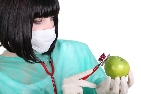 Médico feminino verificando o pulso de uma maçã — Fotografia de Stock