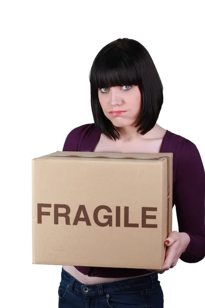 Vrouw met een doos gemarkeerd fragiele — Stockfoto