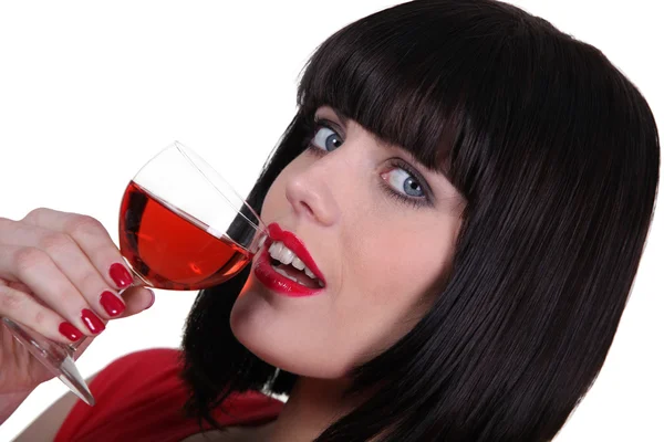 Morena bebendo de copo de vinho — Fotografia de Stock