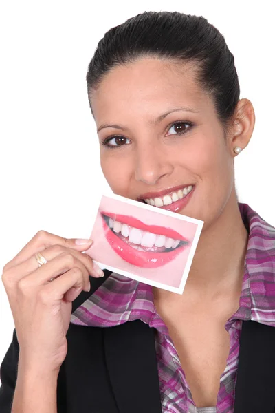 Mujer sosteniendo una foto de labios — Foto de Stock