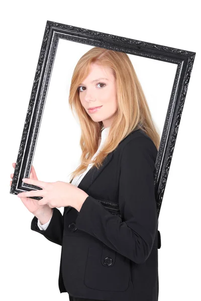 Młoda kobieta trzyma czarne ramki — Zdjęcie stockowe