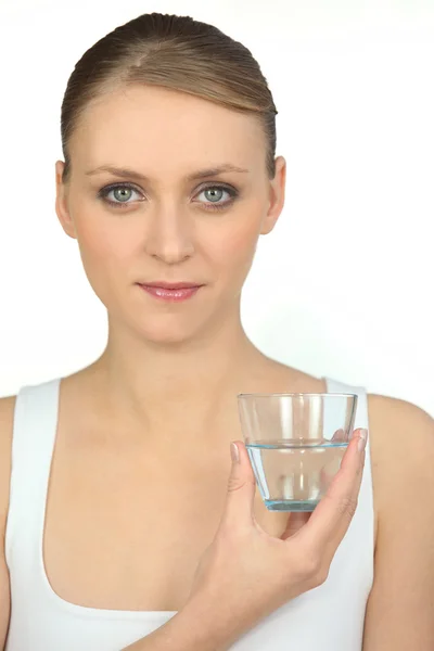 Ung kvinna med ett glas vatten — Stockfoto